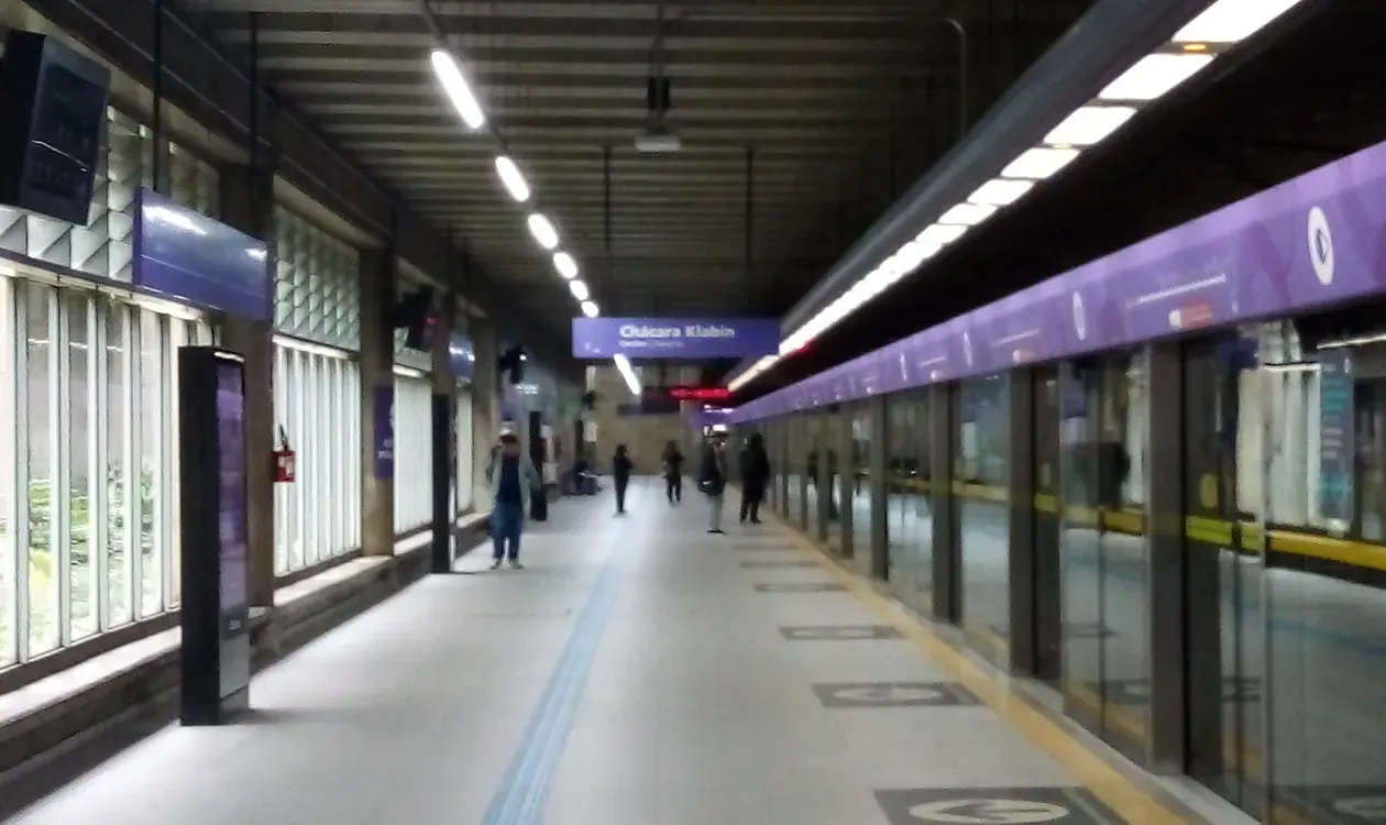 Plataforma da Estação Largo Treze do metrô, em Santo Amaro