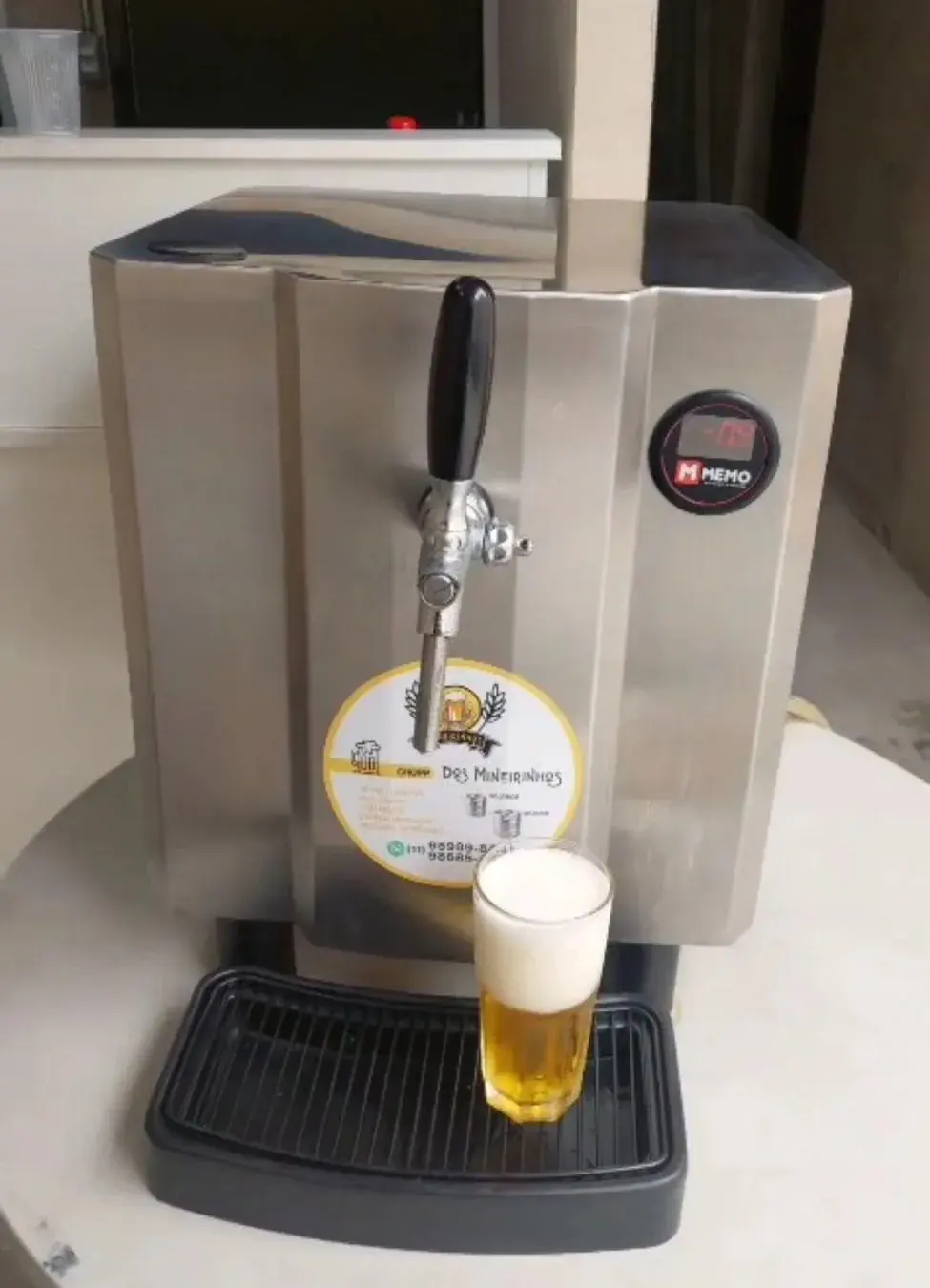 Chopeira elétrica Mineirinhos Chopp servindo chopp de barril de 50 litros