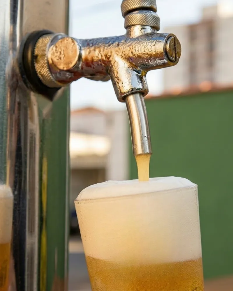 Chopp artesanal saindo da torneira cromada de uma chopeira